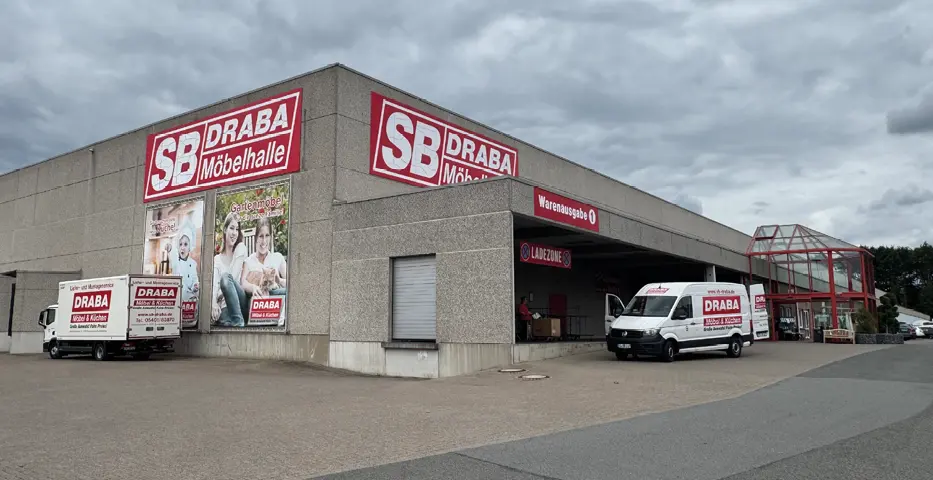 SB DRABA Möbelhalle mit Lieferfahrzeugen, Warenausgabe, Ladezone und Glasanbau